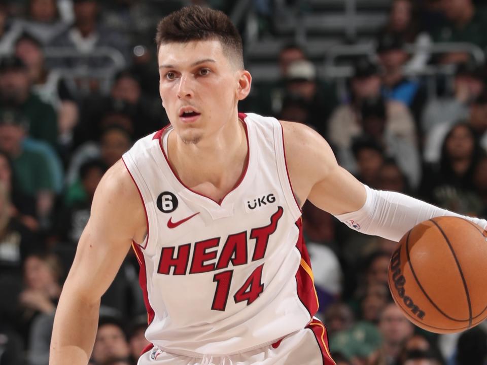 Ku Tyler Herro bị gãy tay phải ở ván 1
