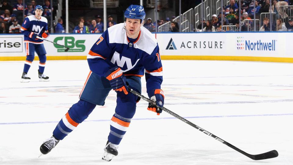 Kubet Matt Martin của Islanders nhận thấy vì chơi bẩn thỉu trước Jordan Staal của Canes