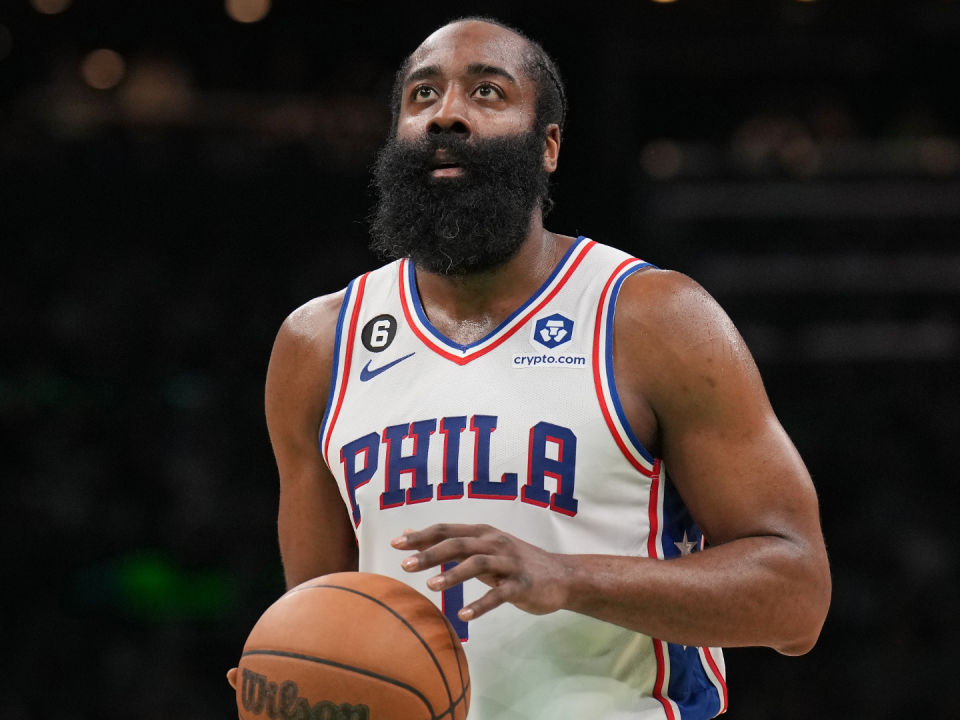 Ku James Harden tiếp đón người sống sót sau vụ xả súng bang Michigan John Hao trong Game 4