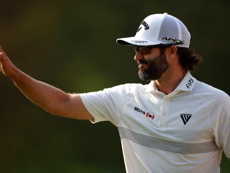 Kubet Adam Hadwin được an ninh cài cắm khi ăn mừng cú putt thần kỳ playoff Canada Open của Nick Taylor