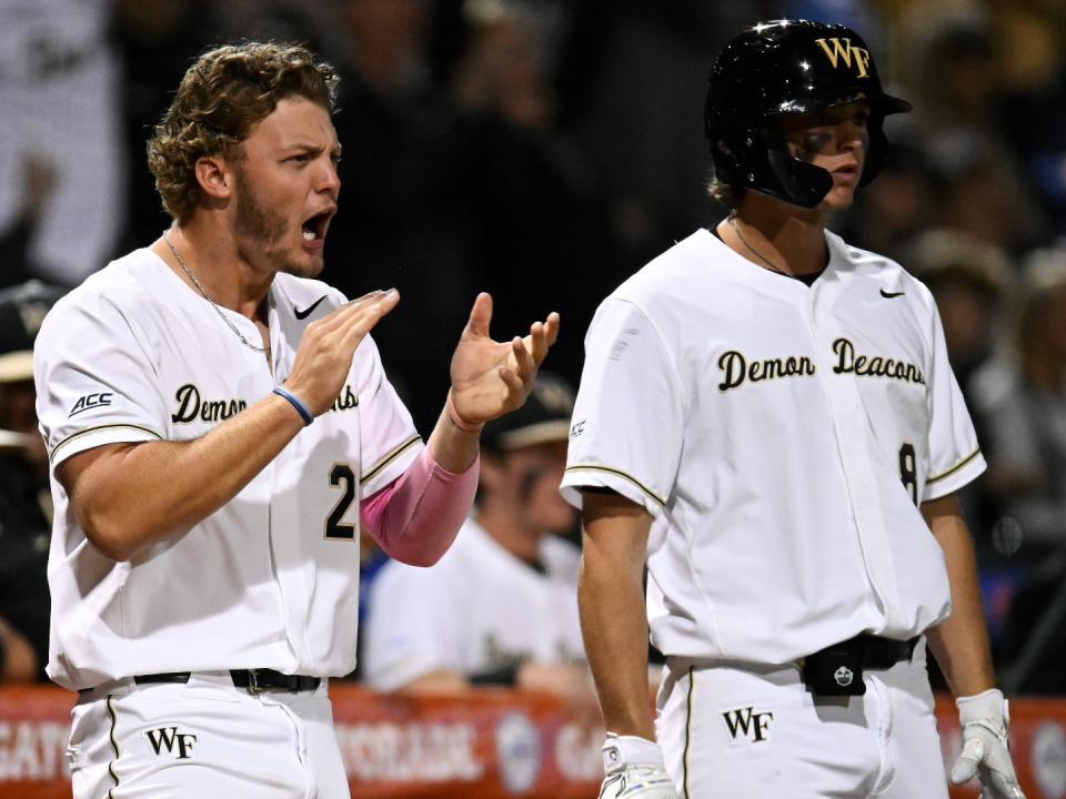 Ku Wake Forest vượt qua LSU, lọt vào bán kết College World Series